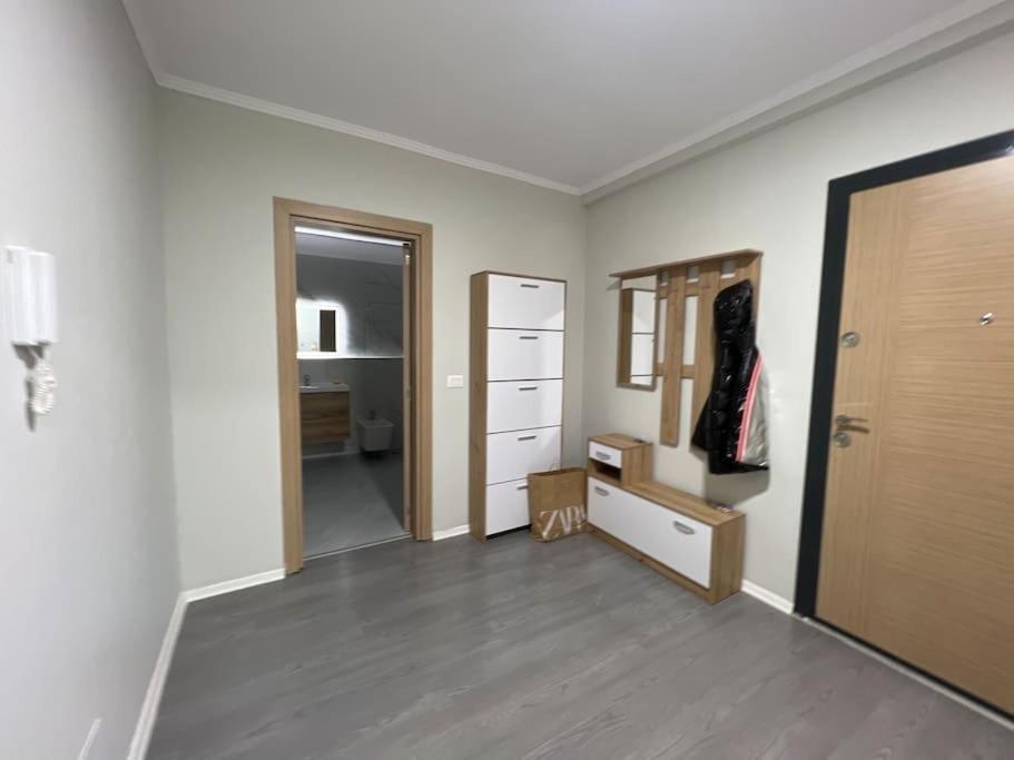 公寓 Brand New For Rent Tirana